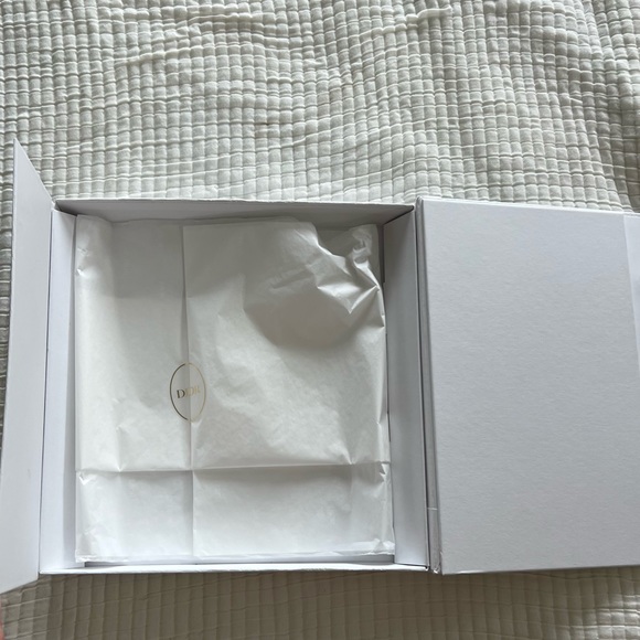 Dior Empty Box with magnetic closure and ribbon pull - Picture 4 of 6